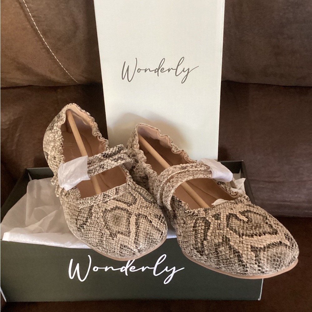 NWB-Wonderly
Emery Mary Jane Flats snake skin print
SZ 8